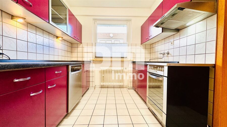 Modernisiertes Dreifamilienhaus + 2 Garagen in idyllischer Lage / großes Grundstück / Panoramablick - 1.OG WE2 Küche / EBK